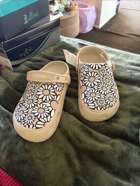 CROCS Womens 9 Classic Clog with Daisy Pattern - Cream/White/embrodiary
